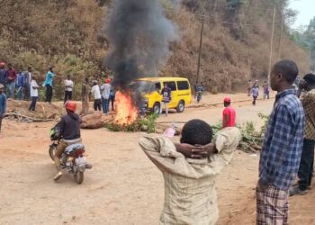 Sud-Kivu : Des habitants du territoire de Walungu exigent l’implication du chef de l’état dans la réhabilitation de la RN2