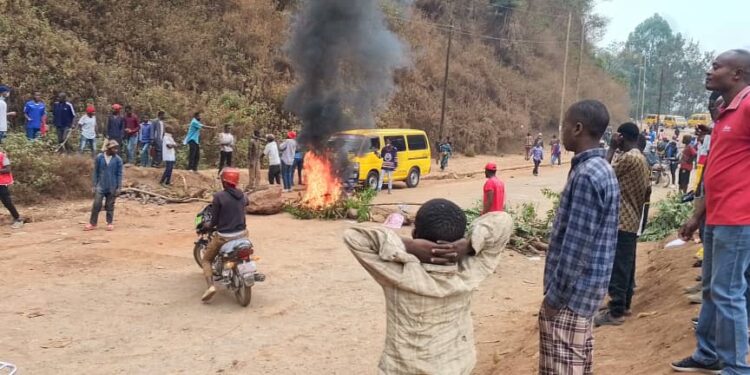 Sud-Kivu : Des habitants du territoire de Walungu exigent l’implication du chef de l’état dans la réhabilitation de la RN2
