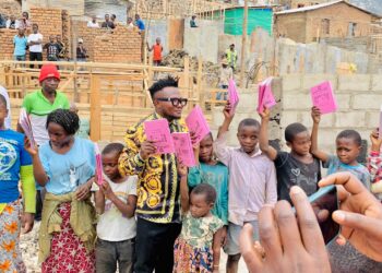 Bukavu : Le leader de l&rsquo;orchestre BK Band Music, Tonton Karera Ombeni au chevet des victimes de l&rsquo;incendie à Nyamugo 