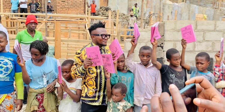 Bukavu : Le leader de l’orchestre BK Band Music, Tonton Karera Ombeni au chevet des victimes de l’incendie à Nyamugo 