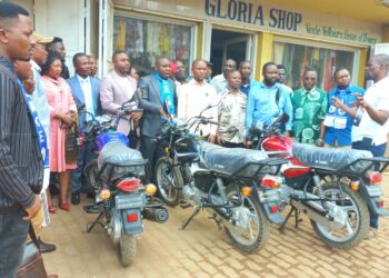 Sud-Kivu : Les bureaux des conseils communaux de Bukavu disposent désormais des motos grâce au sénateur, Norbert Basengezi Katintima 