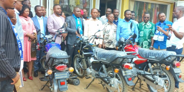 Sud-Kivu : Les bureaux des conseils communaux de Bukavu disposent désormais des motos grâce au sénateur, Norbert Basengezi Katintima 