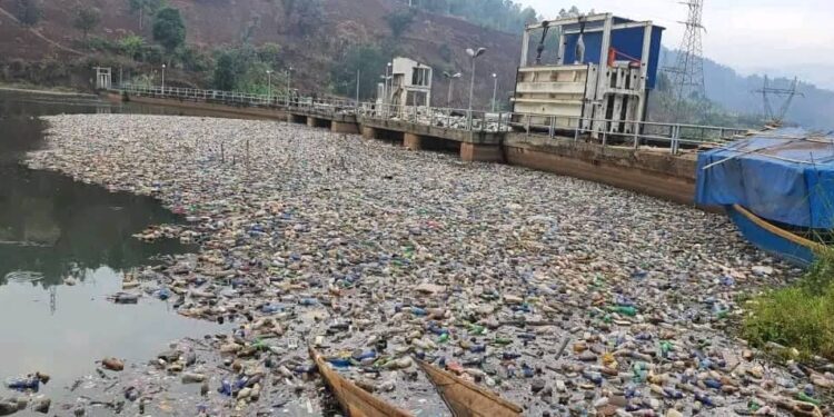 Bukavu: Les déchets plastiques charriés par les eaux des récentes pluies, à la base des coupures intempestives du courant électrique dans la ville.