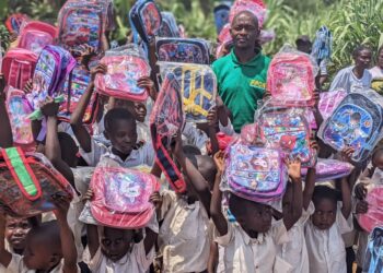 Kabare : Des kits scolaires distribués ce mardi à des centaines d’élèves de plus de trois écoles de Konge, en groupement de Mudaka par le notable Dieudonné CUBAKA LUKUNDULA, dit Aigle de Kabare