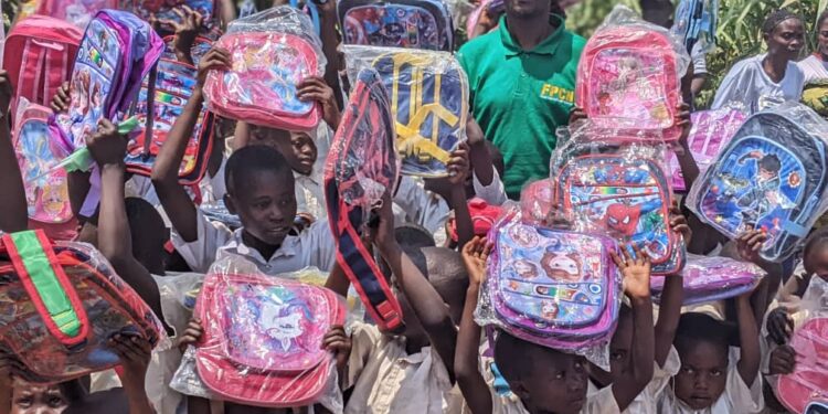 Kabare : Des kits scolaires distribués ce mardi à des centaines d’élèves de plus de trois écoles de Konge, en groupement de Mudaka par le notable Dieudonné CUBAKA LUKUNDULA, dit Aigle de Kabare