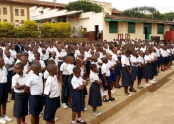 Sud Kivu: A travers un arrêté, le gouverneur fixe les frais scolaires pour l’année 2024-2025 dans des écoles publiques et privées agréées à 260 000Fc le maximum et 10 000Fc le minimum par trimestre