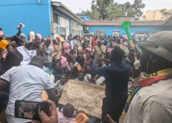 Bukavu : Pour exiger l’approvisionnement régulier en eau potable et dénoncer la surfacturation, des habitants avec des bidons ont manifesté à la REGIDESO ce mardi