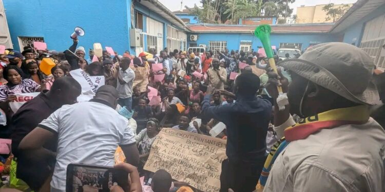 Bukavu : Pour exiger l’approvisionnement régulier en eau potable et dénoncer la surfacturation, des habitants avec des bidons ont manifesté à la REGIDESO ce mardi