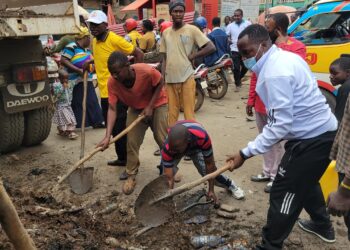 Bukavu : Gestion des immondices et lutte contre l’insalubrité, le ministre provincial de l’environnement a prêché par l’exemple ce samedi