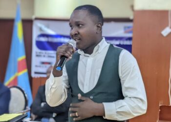 Sud Kivu : Pour son travail bien fait, le journaliste Trésor Kyembwa honoré par l’ONG CFIDH à travers un diplôme de mérite