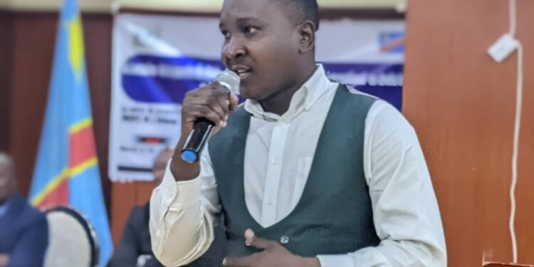 Sud Kivu : Pour son travail bien fait, le journaliste Trésor Kyembwa honoré par l’ONG CFIDH à travers un diplôme de mérite