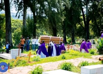 Page noir : Auteur de 1.080 chants liturgiques, l’abbé Matandiko enterré avec dignité au cimetière ecclésiastique de Katana