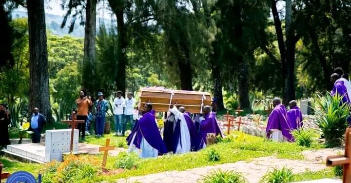 Page noir : Auteur de 1.080 chants liturgiques, l’abbé Matandiko enterré avec dignité au cimetière ecclésiastique de Katana