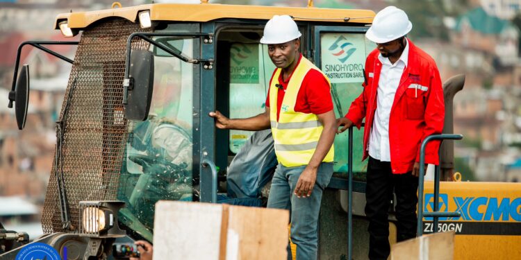 Bukavu: Après plusieurs actions citoyennes, le gouverneur de province JJ Purusi lance les travaux de réhabilitation de la route quartier latin-cimetière de la Ruzizi