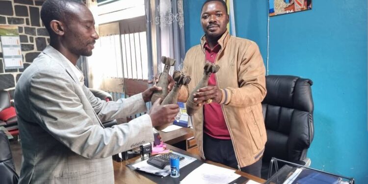 Bukavu : Trois roquettes ramassés au quartier Nyakaliba présentés au bourgmestre Byamungo Kazimiri