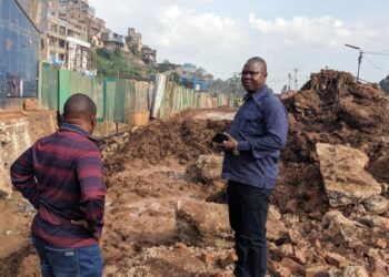Bukavu : L’équipe de la REGIDESO à pied d’œuvre dans le collecteur Kawa pour réparer son nœud de distribution DN 200 et DN 150 endommagé à la place de l’indépendance