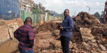 Bukavu : L’équipe de la REGIDESO à pied d’œuvre dans le collecteur Kawa pour réparer son nœud de distribution DN 200 et DN 150 endommagé à la place de l’indépendance