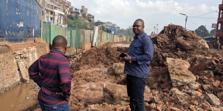 Bukavu : L’équipe de la REGIDESO à pied d’œuvre dans le collecteur Kawa pour réparer son nœud de distribution DN 200 et DN 150 endommagé à la place de l’indépendance