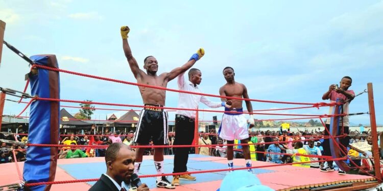 Bukavu : Le boxeur ILOKO BOLINGA willy offre une victoire à son club Kisiki, après un combat avec son adversaire du club de jeunes de Goma