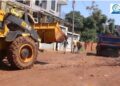 Bukavu : Les mottes de terre qui obstruaient le passage sur avenue Tanganyika évacuées par des machines déployées par l’AFC/M23, sous la supervision du maire de la ville