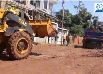 Bukavu : Les mottes de terre qui obstruaient le passage sur avenue Tanganyika évacuées par des machines déployées par l’AFC/M23, sous la supervision du maire de la ville
