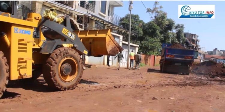 Bukavu : Les mottes de terre qui obstruaient le passage sur avenue Tanganyika évacuées par des machines déployées par l’AFC/M23, sous la supervision du maire de la ville