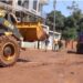 Bukavu : Les mottes de terre qui obstruaient le passage sur avenue Tanganyika évacuées par des machines déployées par l’AFC/M23, sous la supervision du maire de la ville