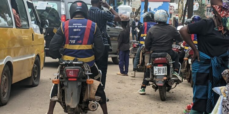 Bukavu : Les motocyclistes acceptent le port des gilets d’immatriculation pour lutter contre l’insécurité. Ils sont des milliers qui en ont déjà