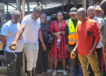 Kadutu : Le bourgmestre Byamungo Kazimiri Samuel remet un nouveau hangar aux vendeurs des braises et des porcs au marché beach Muhanzi
