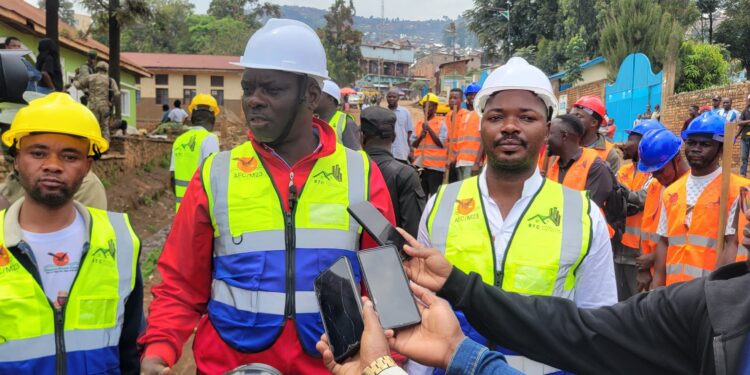 Bukavu : Le vice-gouverneur Dunia Bwenge lance les travaux de réhabilitation du tronçon routier stade de la concorde-carefour-Lycee Mapatano