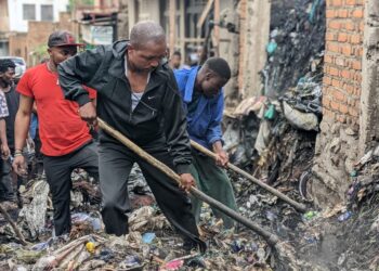 Ibanda: Pour une commune propre, le bourgmestre Eugène Mubalama prêche par l’exemple au marché de Nyawera et sur le boulevard pendant les travaux communautaires