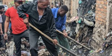 Ibanda: Pour une commune propre, le bourgmestre Eugène Mubalama prêche par l’exemple au marché de Nyawera et sur le boulevard pendant les travaux communautaires