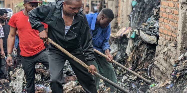 Ibanda: Pour une commune propre, le bourgmestre Eugène Mubalama prêche par l’exemple au marché de Nyawera et sur le boulevard pendant les travaux communautaires