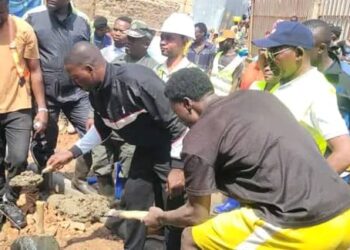 KADUTU : Le bourgmestre, Byamungo Kazimiri Samuel lance les travaux de réhabilitation du puit d’eau de Funu au quartier Mosala