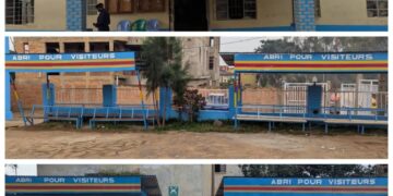 Ibanda: Le bourgmestre Eugène MUBALAMA inaugure des abris métalliques construits dans la cour de la maison communale pour les visiteurs