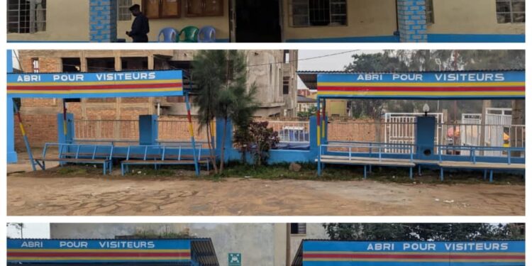 Ibanda: Le bourgmestre Eugène MUBALAMA inaugure des abris métalliques construits dans la cour de la maison communale pour les visiteurs