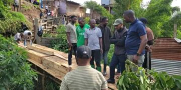 Kadutu: Le bourgmestre Byamungo Kazmiri, accompagné de son collègue de Bagira SUMBU Socrate s&rsquo;imprègne de l&rsquo;évolution des travaux de construction du pont Ngaba sur avenue Majengo