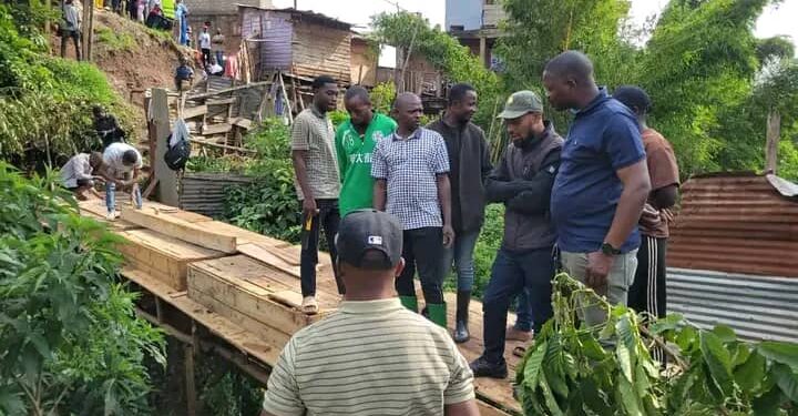 Kadutu: Le bourgmestre Byamungo Kazmiri, accompagné de son collègue de Bagira SUMBU Socrate s’imprègne de l’évolution des travaux de construction du pont Ngaba sur avenue Majengo