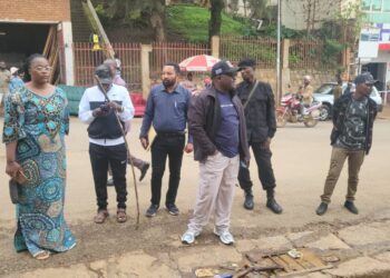 Bukavu: Dans sa tournée d&rsquo;assainissement, le maire Nicolas Kyalangalilwa donne le go des travaux de débouchage des canalisations d&rsquo;eau et ordonne le dégagement des trottoirs