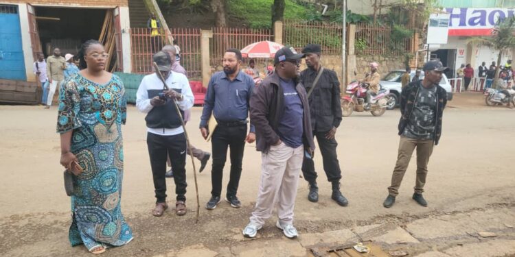 Bukavu: Dans sa tournée d&rsquo;assainissement, le maire Nicolas Kyalangalilwa donne le go des travaux de débouchage des canalisations d&rsquo;eau et ordonne le dégagement des trottoirs