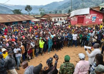 Sud-kivu: A Kaziba, le vice-gouverneur Dunia Bwenge Doux parle à la population des causes profondes de la révolution portée par l&rsquo;AFC/M23
