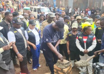 Bukavu: En supervision des travaux communautaires, le maire Nicolas Kyalangalilwa prend part au lancement des travaux de construction du bâtiment du quartier Nkafu, à Kadutu