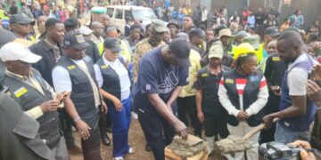 Bukavu: En supervision des travaux communautaires, le maire Nicolas Kyalangalilwa prend part au lancement des travaux de construction du bâtiment du quartier Nkafu, à Kadutu