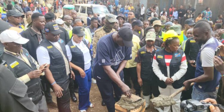 Bukavu: En supervision des travaux communautaires, le maire Nicolas Kyalangalilwa prend part au lancement des travaux de construction du bâtiment du quartier Nkafu, à Kadutu