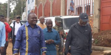Bukavu: Accompagné du maire de la ville, le gouverneur Patrick Busu Bwa Ngwi inspecte les travaux de pavage de l’avenue Cécile Horizon