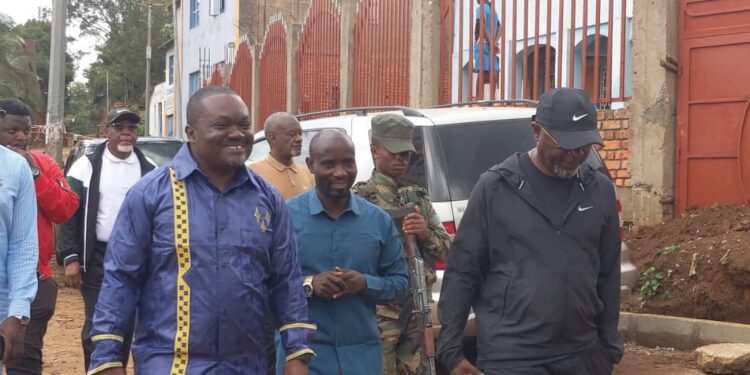 Bukavu: Accompagné du maire de la ville, le gouverneur Patrick Busu Bwa Ngwi inspecte les travaux de pavage de l’avenue Cécile Horizon