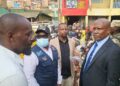 Bukavu: Le maire Nicolas kyalangalilwa et le vice-gouverneur Gady Mukiza sensibilisent les vendeurs du marché de Kadutu contre Ebola