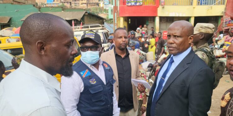Bukavu: Le maire Nicolas kyalangalilwa et le vice-gouverneur Gady Mukiza sensibilisent les vendeurs du marché de Kadutu contre Ebola