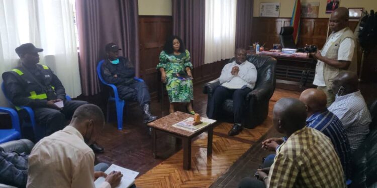 Bukavu: Le maire Nicolas Kyalangalilwa et les responsables des associations des conducteurs conviennent de renforcer les mesures barrières contre Ebola dans des parkings