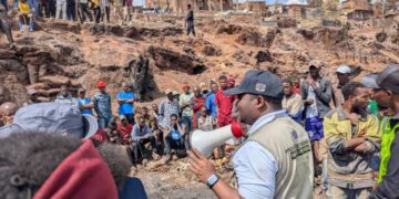 Bukavu: Le maire Nicolas Kyalangalilwa en tournée pour sensibiliser contre Ebola, à l&rsquo;assainissement et pour appuyer les projets communautaires